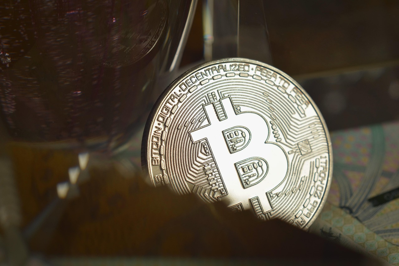 黄金再飙新高！数据：比特币通常在100~150天内跟进拉涨